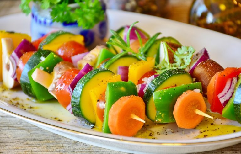 Idei de mese moderne din alternative vegetale cu gust inspirat de pui