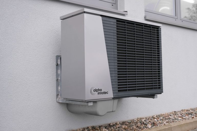 Care este diferența dintre o pompă de căldură split și una monobloc?